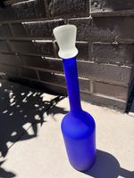 Blaue Glasvase mit weissem Verschluss guter Zustand
