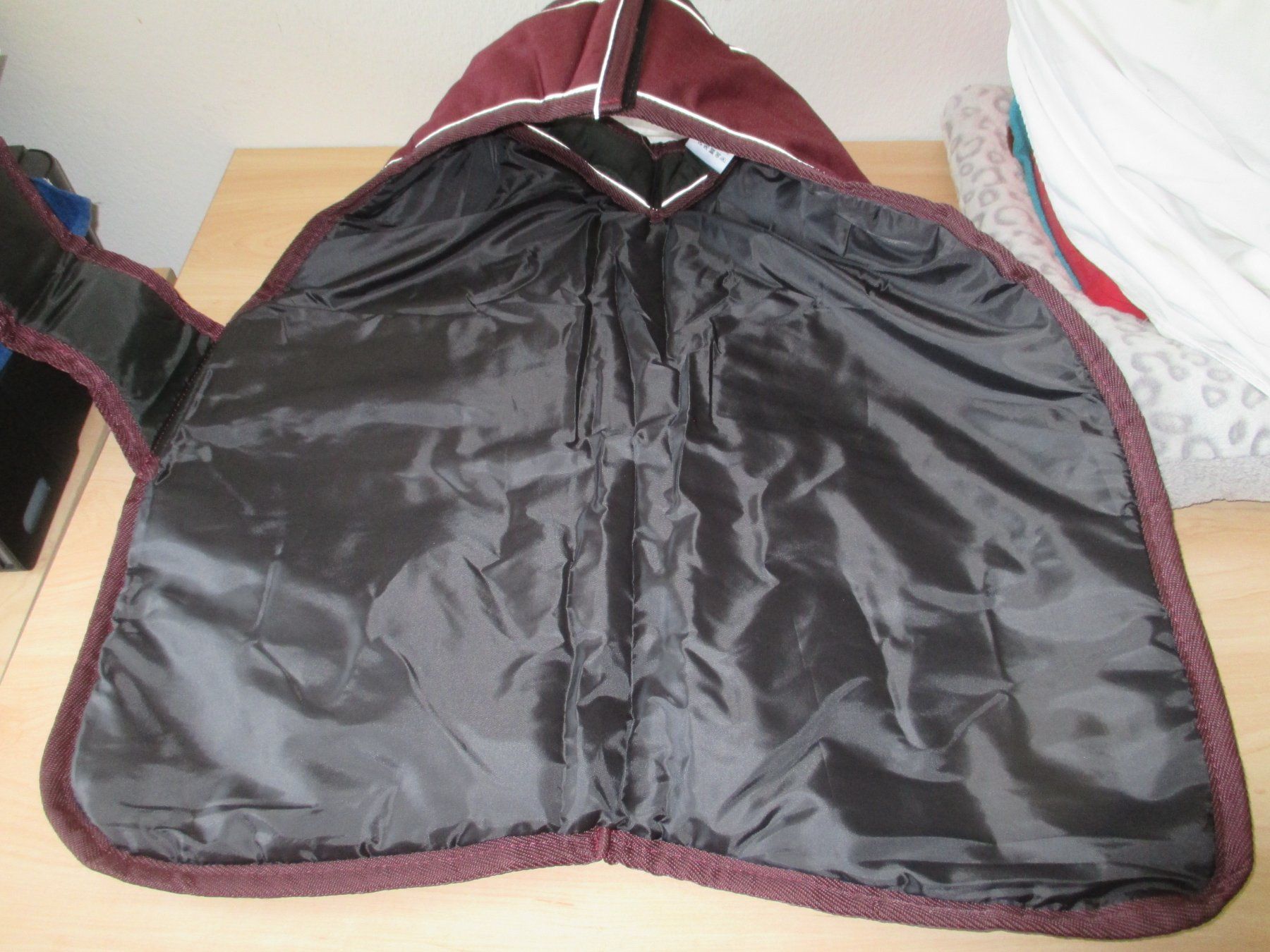 Abbigliamento: Wattierte Warme Hundemäntel Bordeaux Neu Gr.64cm oder 75cm – Nuovo e nell'imballaggio originale da Winterthur venduto da katzen07 3