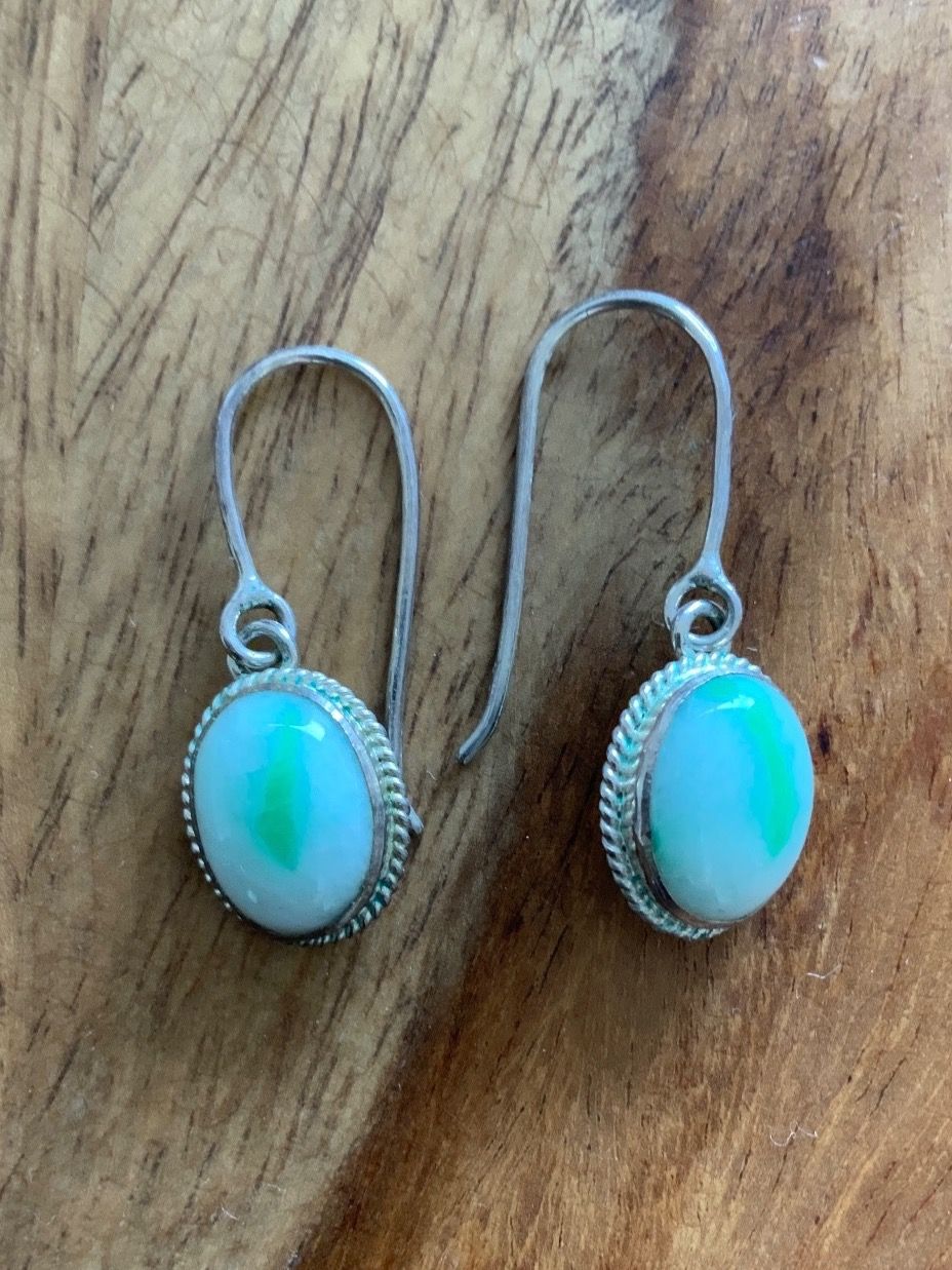 Orecchini pendenti & Orecchini a lobo: Weisse Jade mit grünem Einschluss Silber Ohrringe – Usato da Zürich venduto da MK124