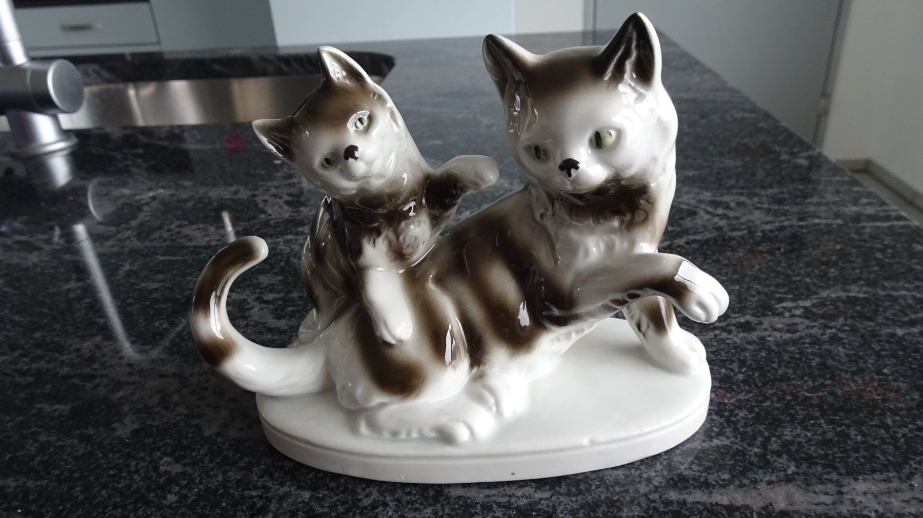 Statuette: KATZENFIGREN WELCHE AUF EINEN STEIN SITZEN  GEMARKT GERMANY – Usato da Zürich venduto da Roulet