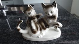 KATZENFIGREN WELCHE AUF EINEN STEIN SITZEN  GEMARKT GERMANY