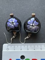 Ohrringe schwarz mit violettem Blumenmotiv 