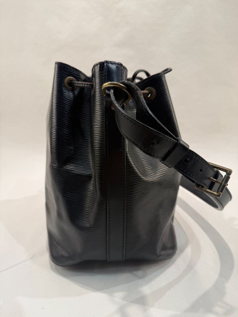 Louis Vuitton Borse da donna: Louis Vuitton Epi Noe Petit in schwarz – Usato da Erlenbach ZH venduto da iLuxury 3