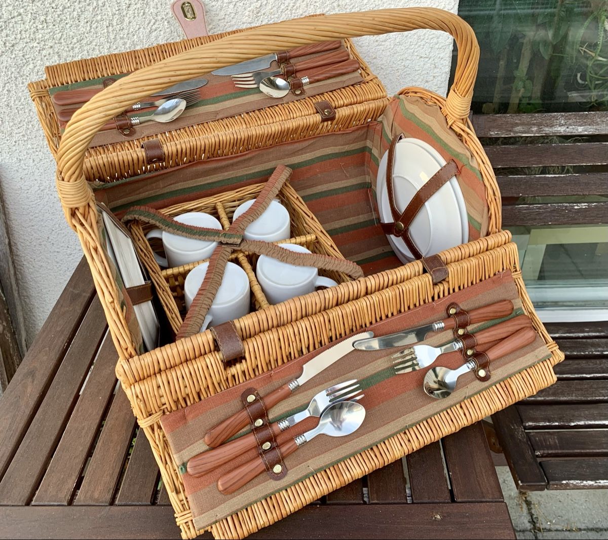 Altro per la casa: Picknick Weidenkorb mit 4x Besteck und Geschirr – Usato da Auenstein venduto da Stevezee 1