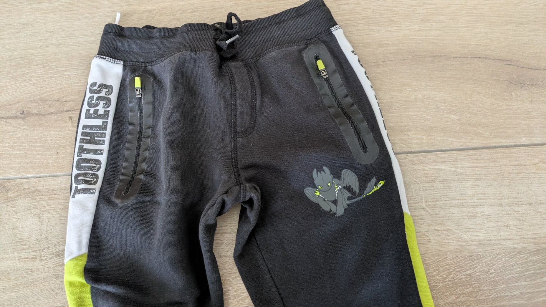 Hosen: Trainerhose Dragons / Ohnezahn / Grösse 128 – Gebraucht aus Staufen von Fleby84 1