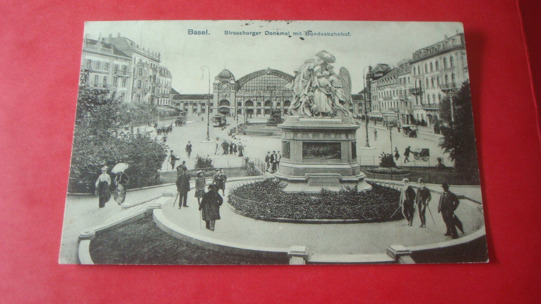 Cartoline postali: AK Basel Strassburger Denkmal mit Bahnhof belebt 1907 – Usato da Münchenstein venduto da Pesci6