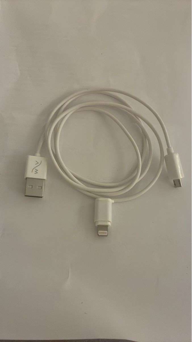 Câbles: Ladekabel USB auf Micro USB + Adapter Micro USB zu Lightning – D'occasion à Zürich par alivasalli