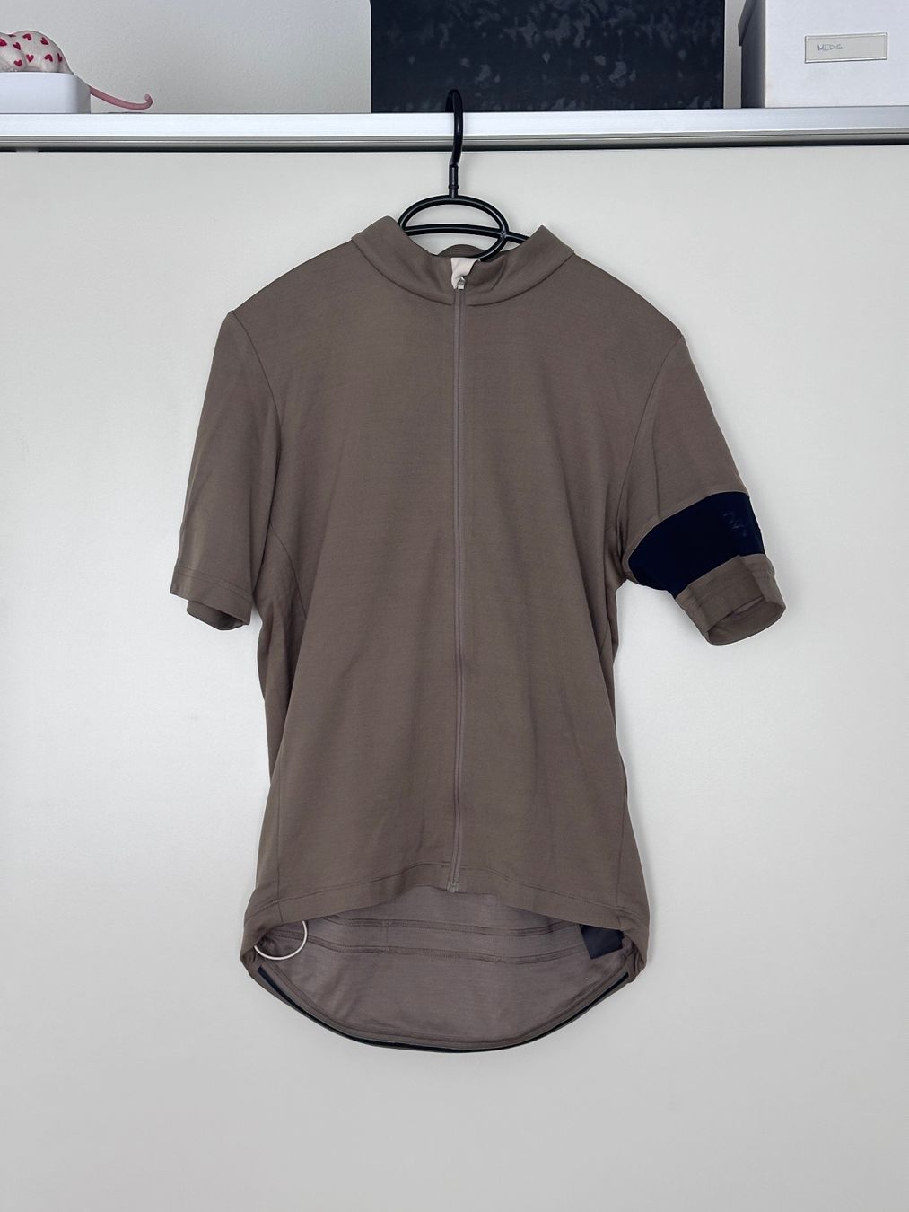 Rapha Leibchen & Hosen: Rapha Men’s Classic Jersey, Grau-Beige – Gebraucht aus Zürich von Olid-ZH