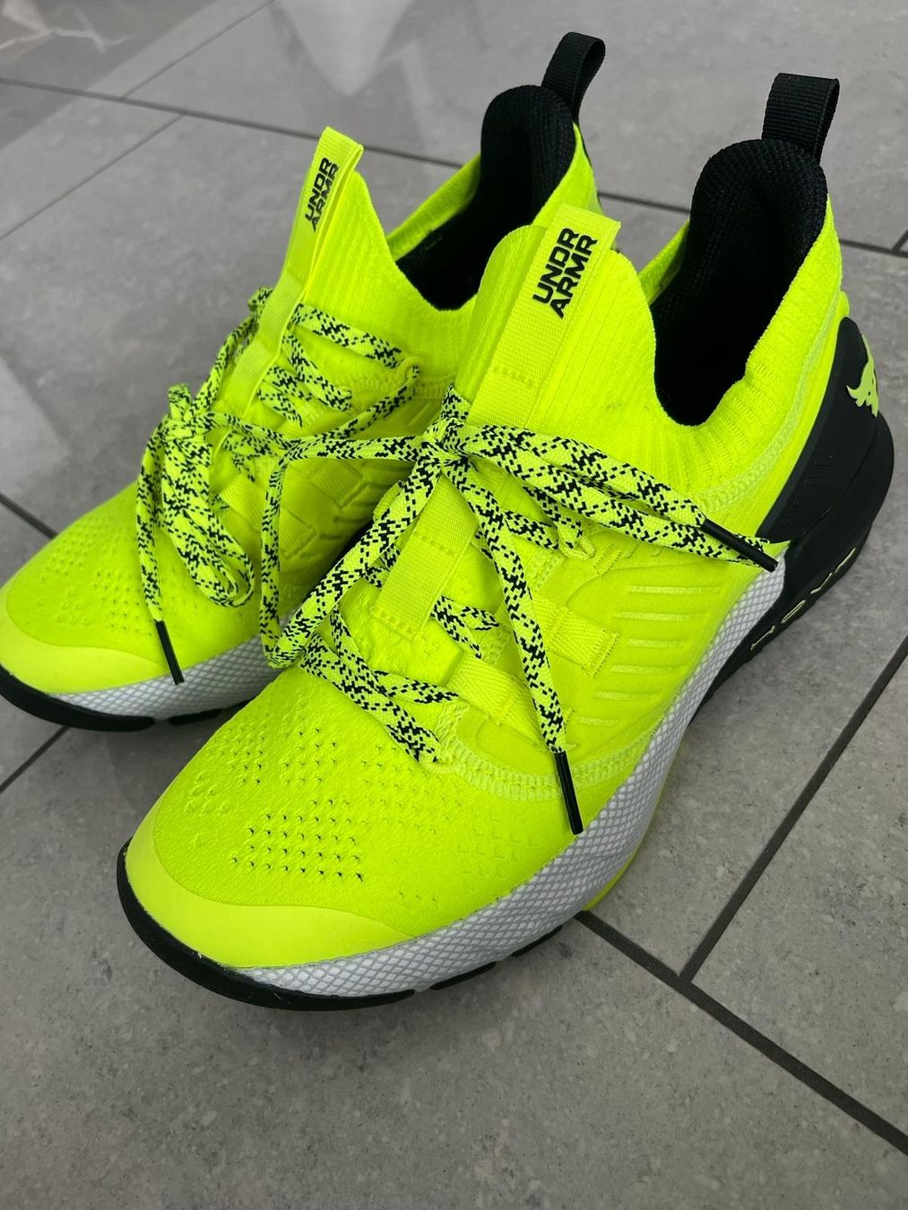 Under Armour Scarpe da uomo: Neon Under Armour Grösse 38.5 – Nuovo e nell'imballaggio originale da Wohlen AG venduto da manchebo