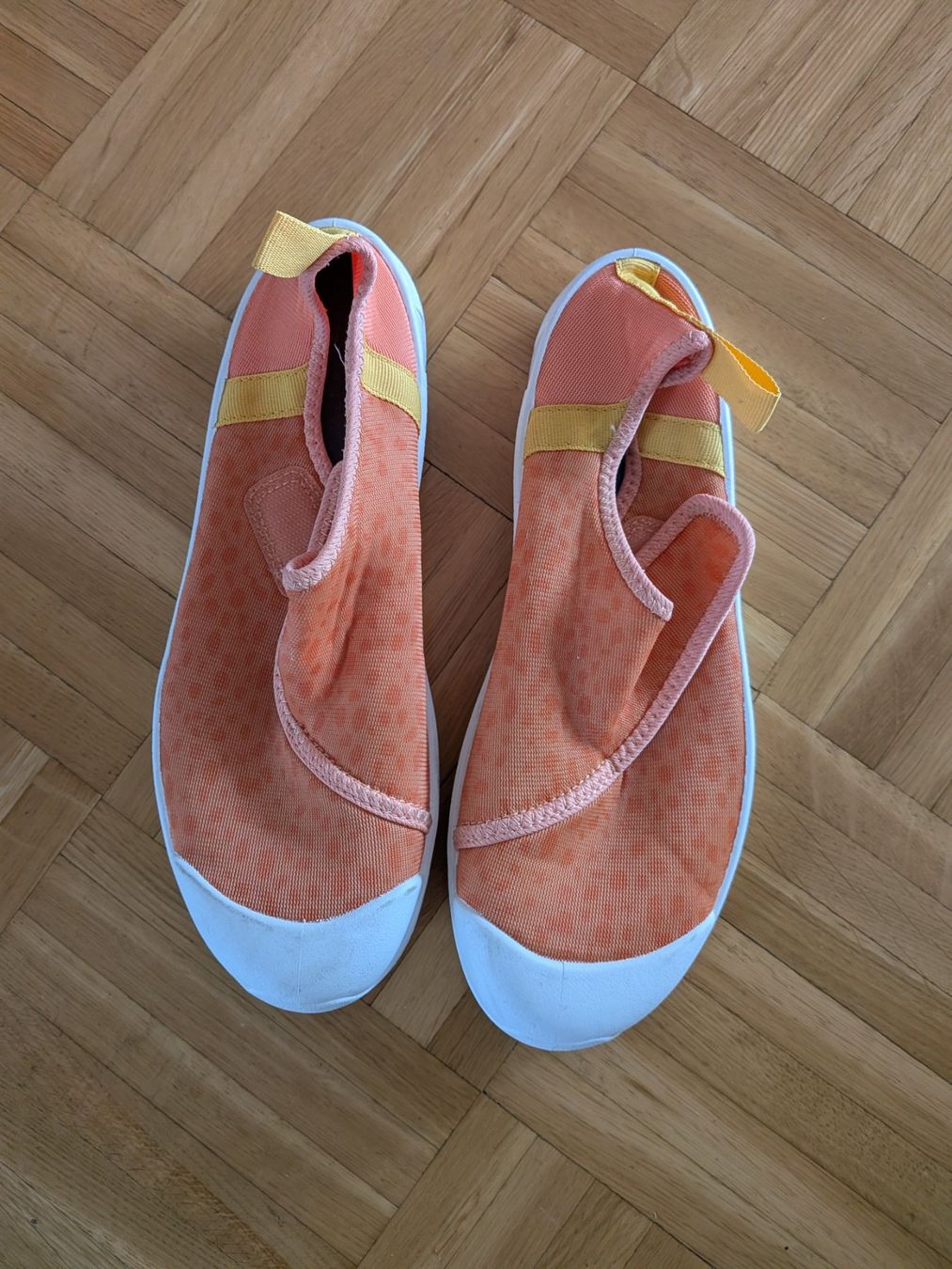 Decathlon Scarpe per ragazzi: Chaussures aquatiques Decathlon avec scratch taille 36/37 – Usato da Plan-les-Ouates venduto da vla_9sr9