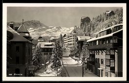 AK Arosa, Winterliche Strassenpartie mit Hotels und Bergpano