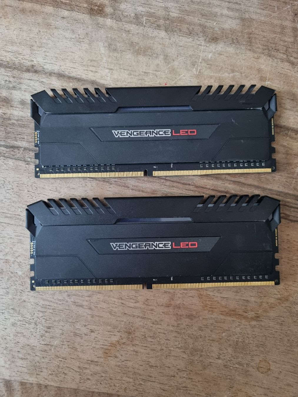 Composants électroniques: 2x8Gb RAM Vengeance LED – D'occasion à Châtelaine par ArnHacker