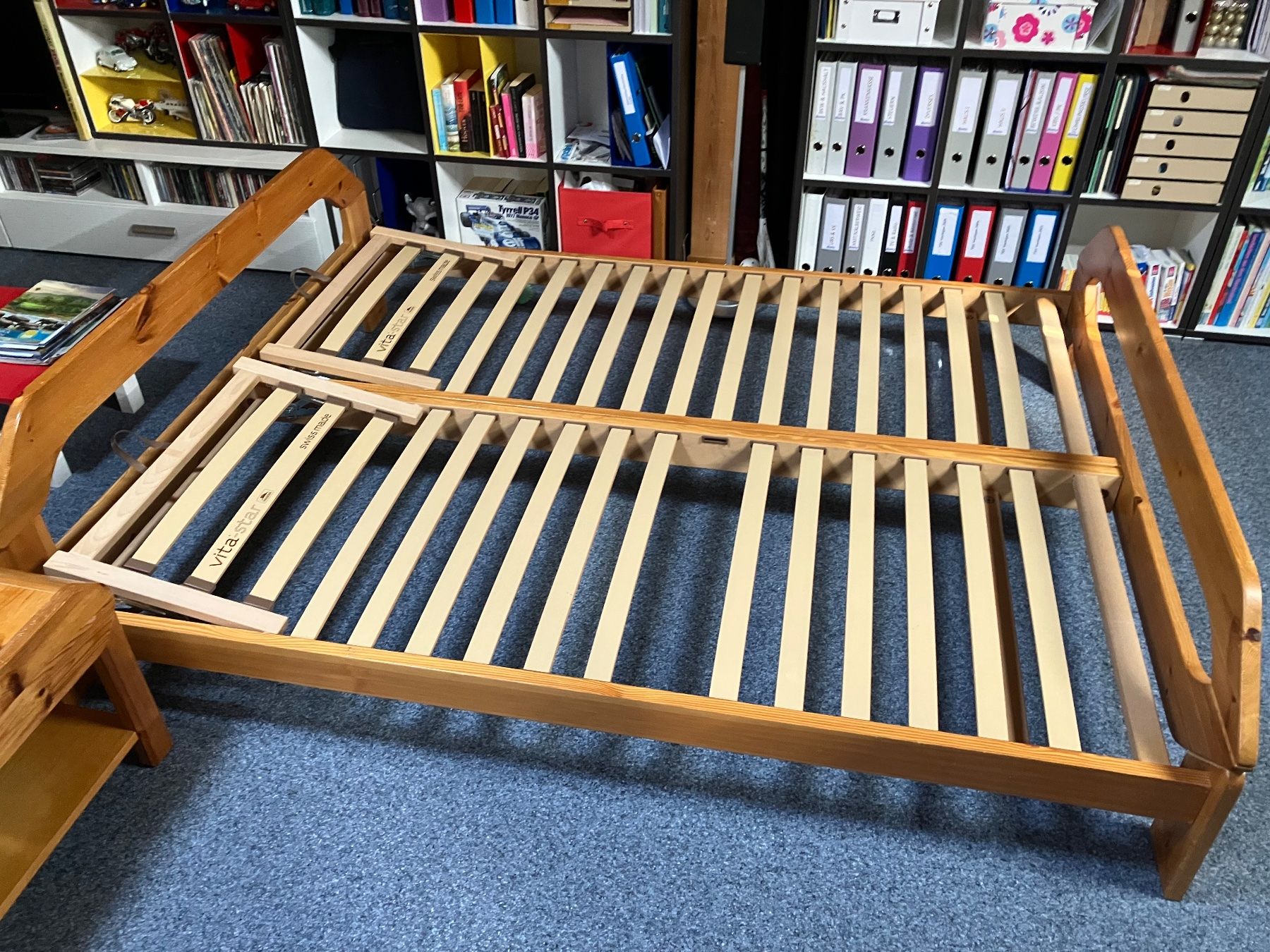 Betten: Doppelbett Kiefer massiv plus Nachttischli – Gebraucht aus Boll von Cwyss0 1