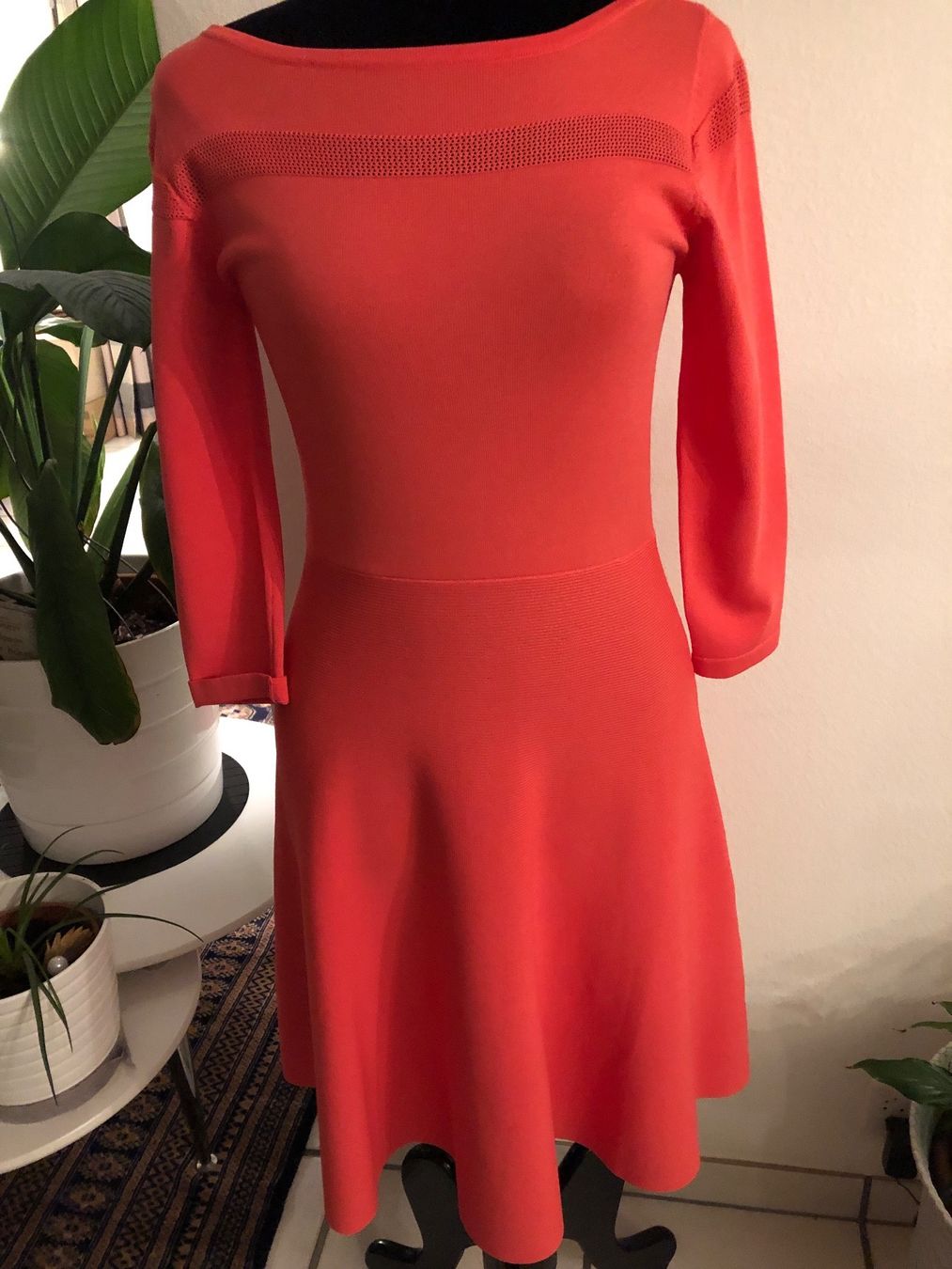 Kleider: Wunderschönes korallenfarbenes Strickkleid, Grösse 36 – Neu (gemäss Beschreibung) aus Arlesheim von leyRum4.5