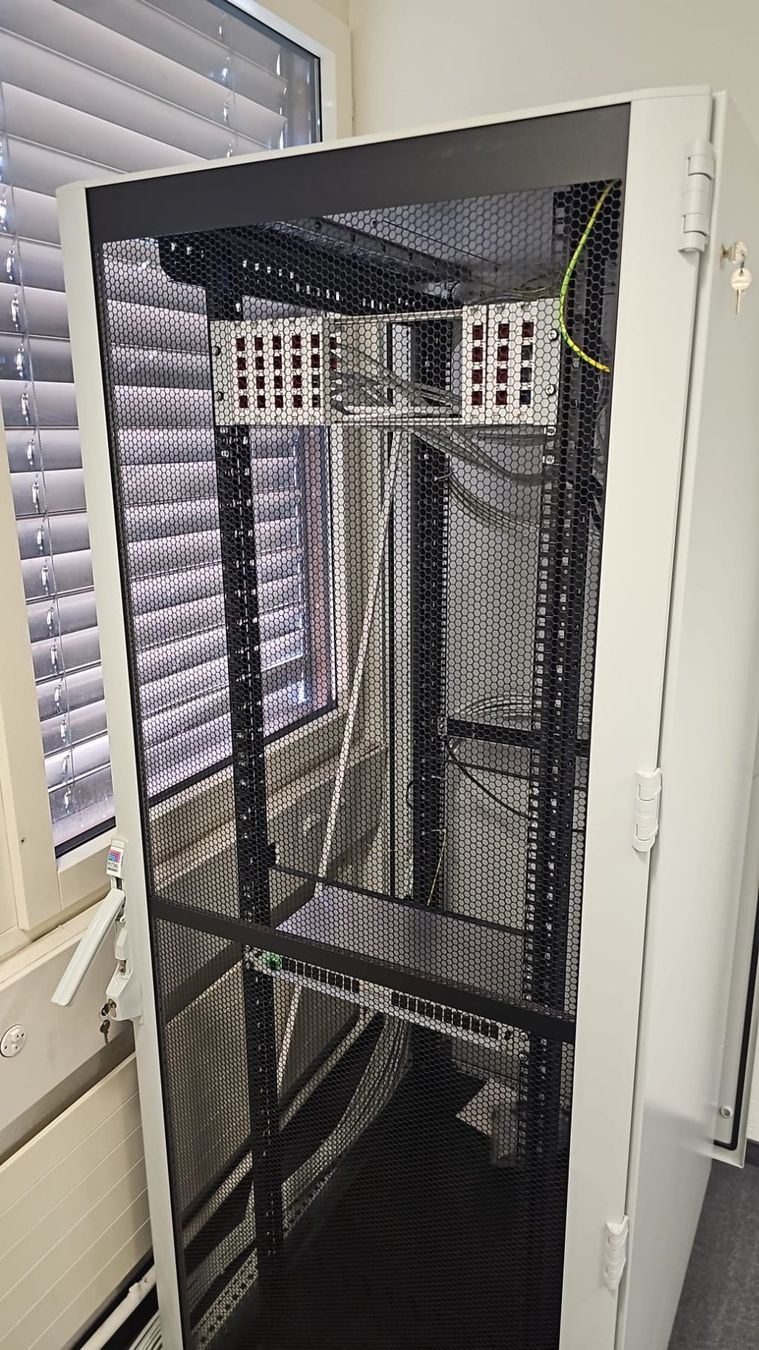 Rittal Racks & Ständer: Rittal-Serverschrank / Netzwerkschrank – Gebraucht aus Mühlrüti von Yu-Gi-Oh_Sale