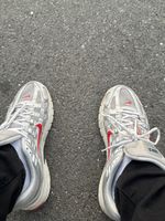 Nike Sneaker P-6000 silber rot gebraucht getragen