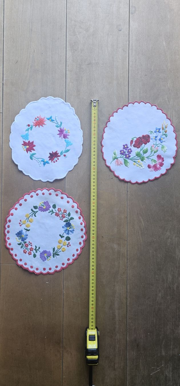 Servietten: 3stk Stoffservietten bestickt mit Blumen – Neu (gemäss Beschreibung) aus Saanen von Steierlein