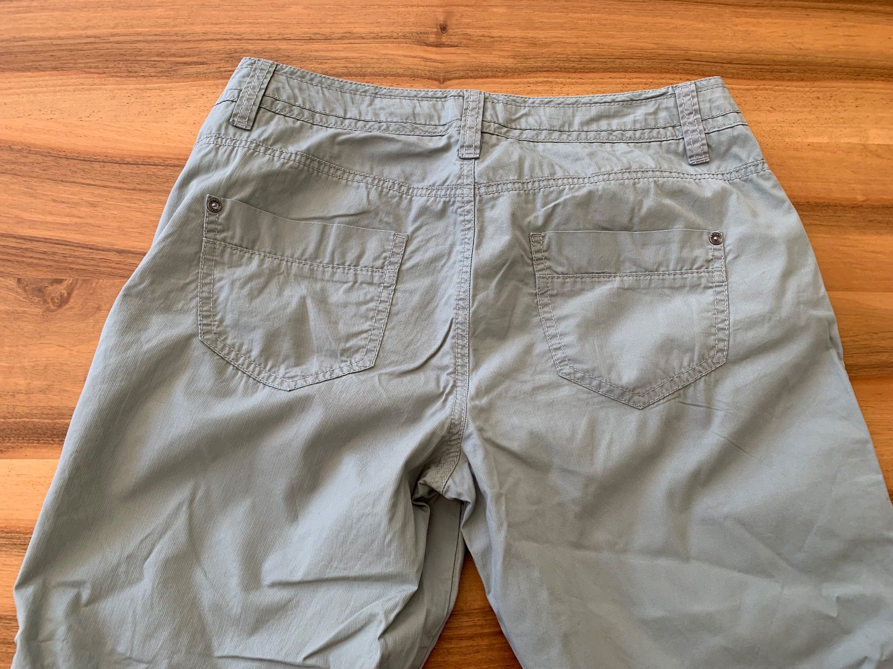 Esprit Pantaloni: ESPRIT mega schöne Caprihose tolle Farbe Gr. 36 – Nuovo (secondo la descrizione) da Meiringen venduto da Stuffandmore 2