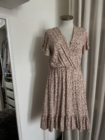 Sommerliches Kleid mit Blumenmuster, Gr. M, Top Zustand