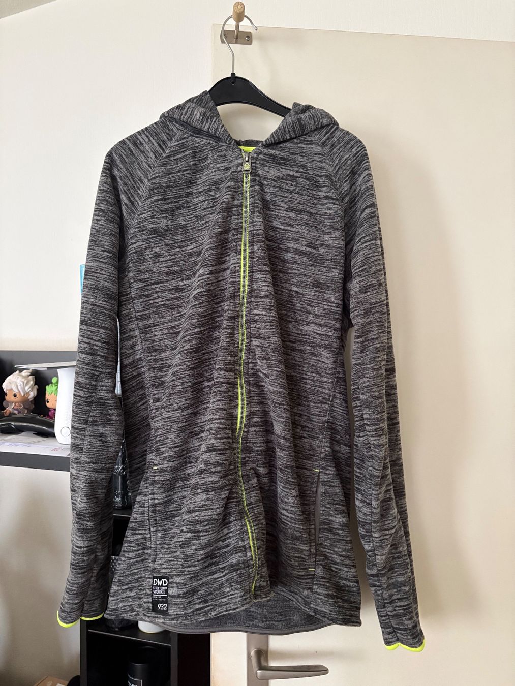 Jacken: Sweat à capuche gris fermeture éclair détails fluo taille S – Gebraucht aus Bellevue von mae_f9rz 2