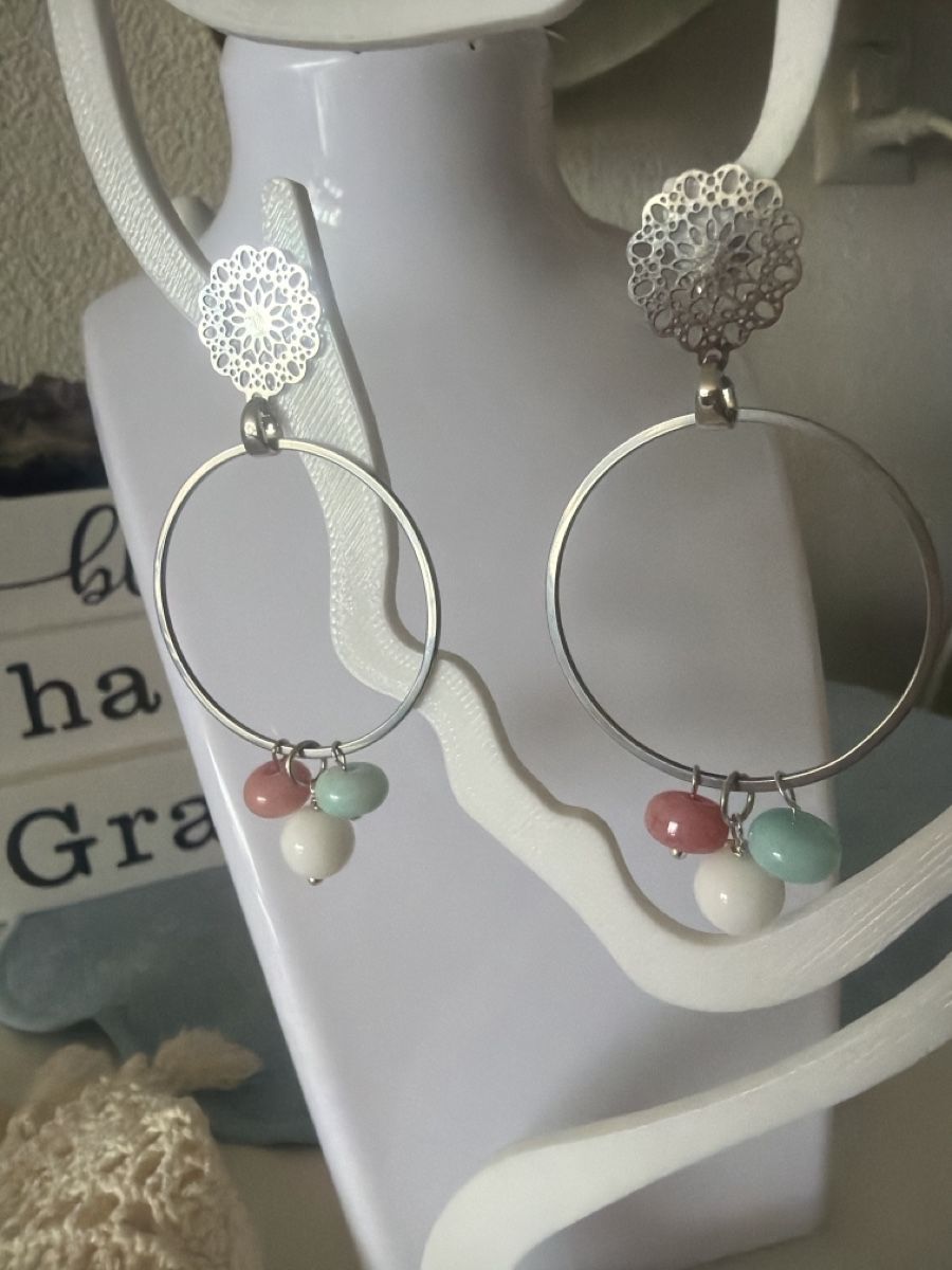Orecchini pendenti & Orecchini a lobo: Charming Handmade Bangle with Pastel Bead Details - Unique! – Nuovo (secondo la descrizione) da Bouveret venduto da dou_g8q7 4