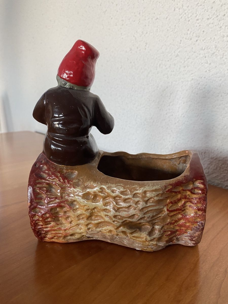 Statuette: Antiker Gartenzwerg auf Baumstamm – Usato da Rüti ZH venduto da Weder2 2