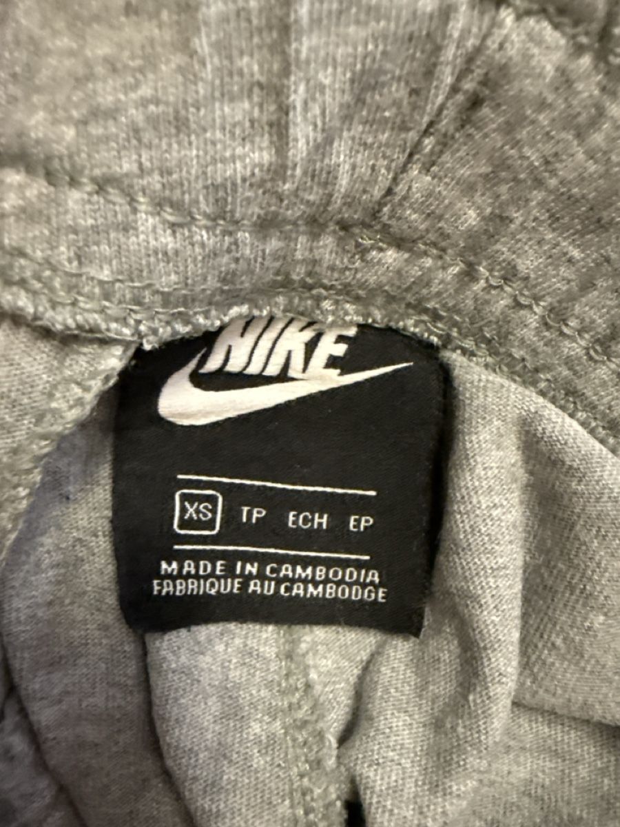 Nike Pantaloni: Short Nike Gris – Usato da Châtelaine venduto da jas_9wnr 2