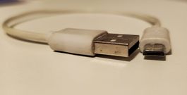 Weisses USB-Ladekabel (Micro-USB / USB-C) - Fast geschenkt🤩