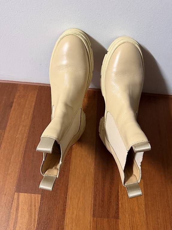 Scarpe da donna: Chelsea Boots hellbeige (écru) – Usato da Ennetbürgen venduto da kwi_hy9d 1