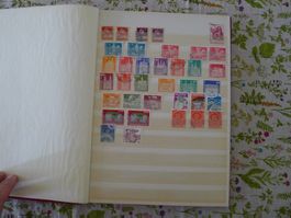 Briefmarkenalbum mit Marken aus der Schweiz+Welt