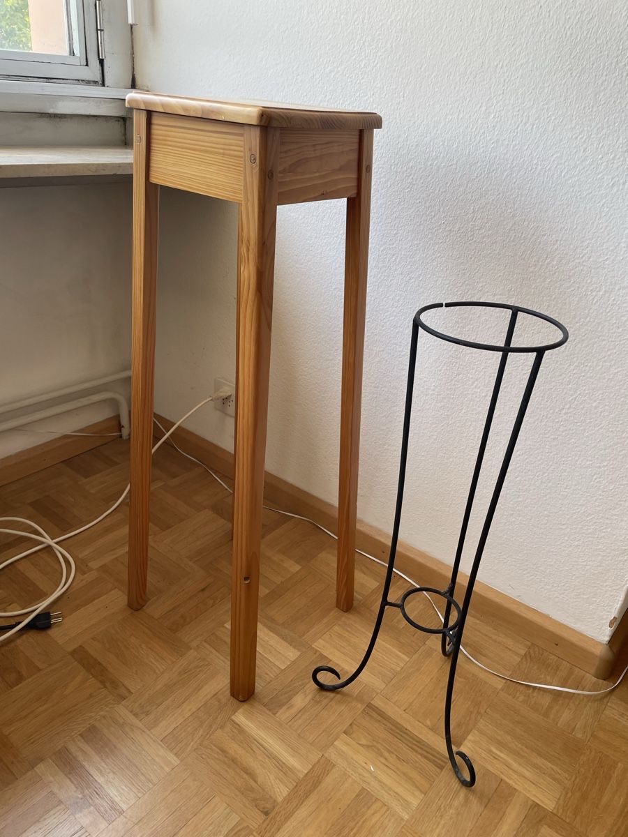 Altro per la casa: Zwei Blumentopf Ständer aus Holz , Schmied- Eisen – Usato da Basel venduto da Kamberly 8