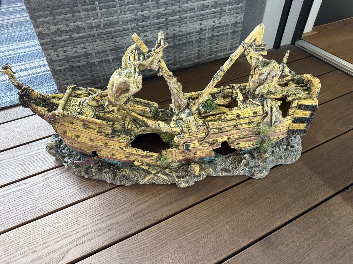 Tutte le decorazioni: Aquarium Shipwreck Decoration – Usato da Altendorf venduto da Angie__Z