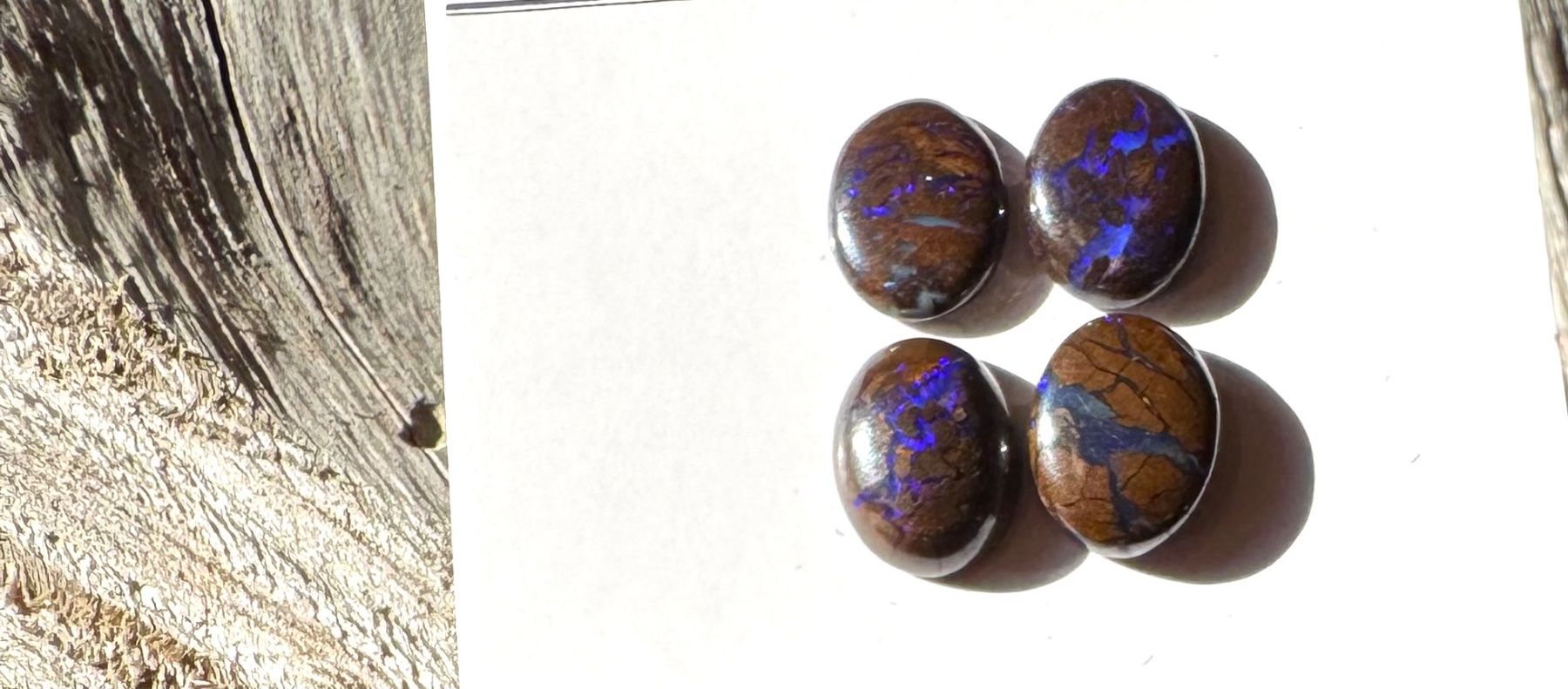 Fossili: Opale - 4 Stk Boulder Opal - Cabochons, BLAU!!!  TOP – Nuovo e nell'imballaggio originale da Leuggern venduto da gemshow 2