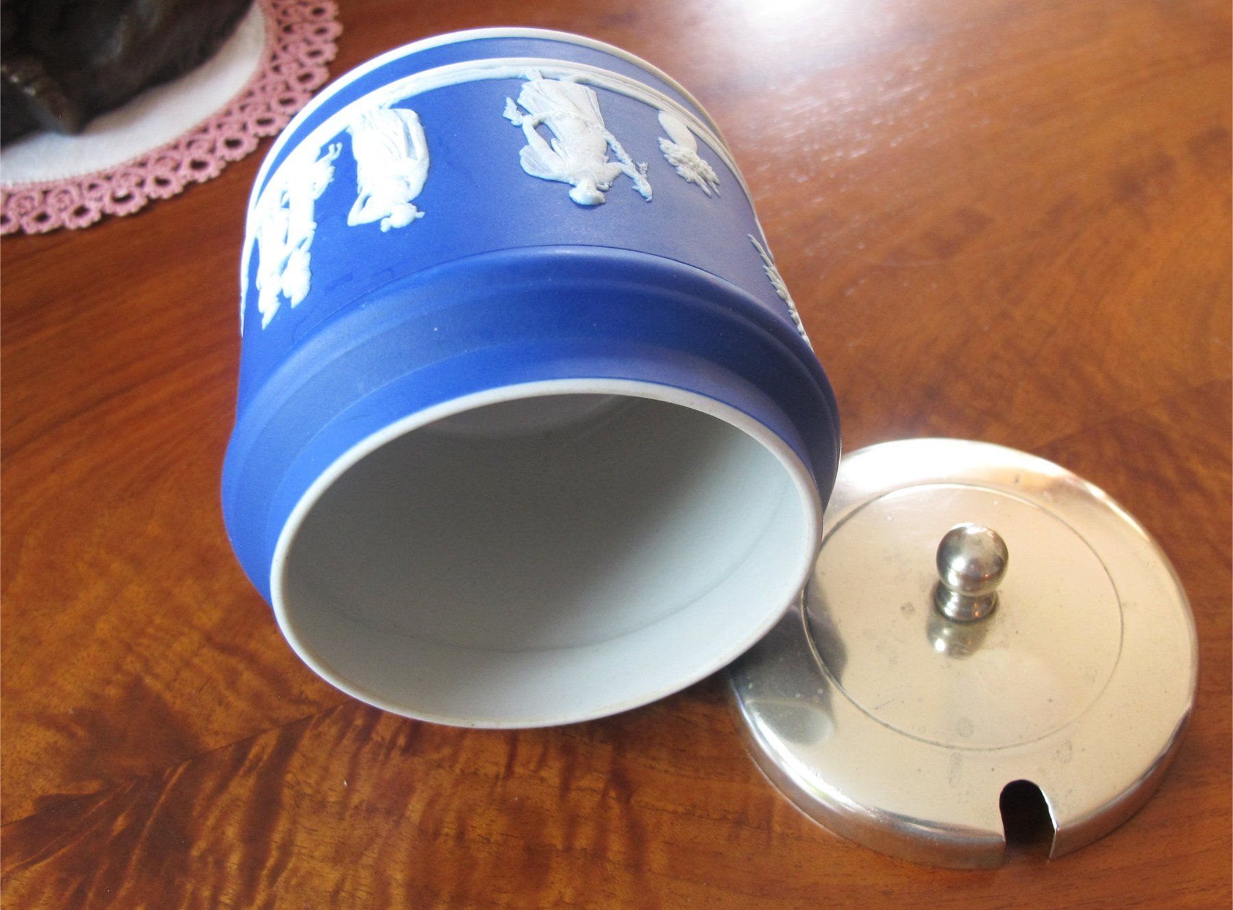 Zuckerdosen: ZUCKERDOSE WEDGWOOD JASPERWARE  DUNKELBLAU – Gebraucht aus Matzingen von exklusives 6