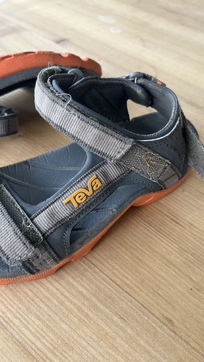 Teva Chaussures garçon: Teva Sandalen Kinder Grösse 34 gebraucht – D'occasion à Zürich par noraanna 2