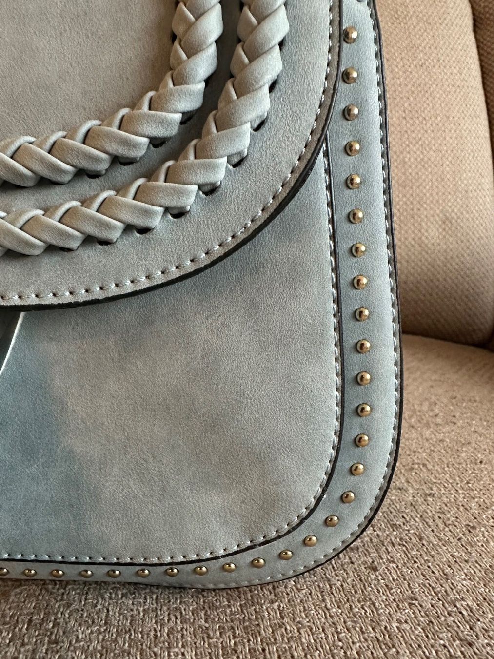 Taschen für Damen: Handtasche in Wildlederoptik hellblau mit Nieten Fransen – Neu (gemäss Beschreibung) aus Oberegg von m.akua 1