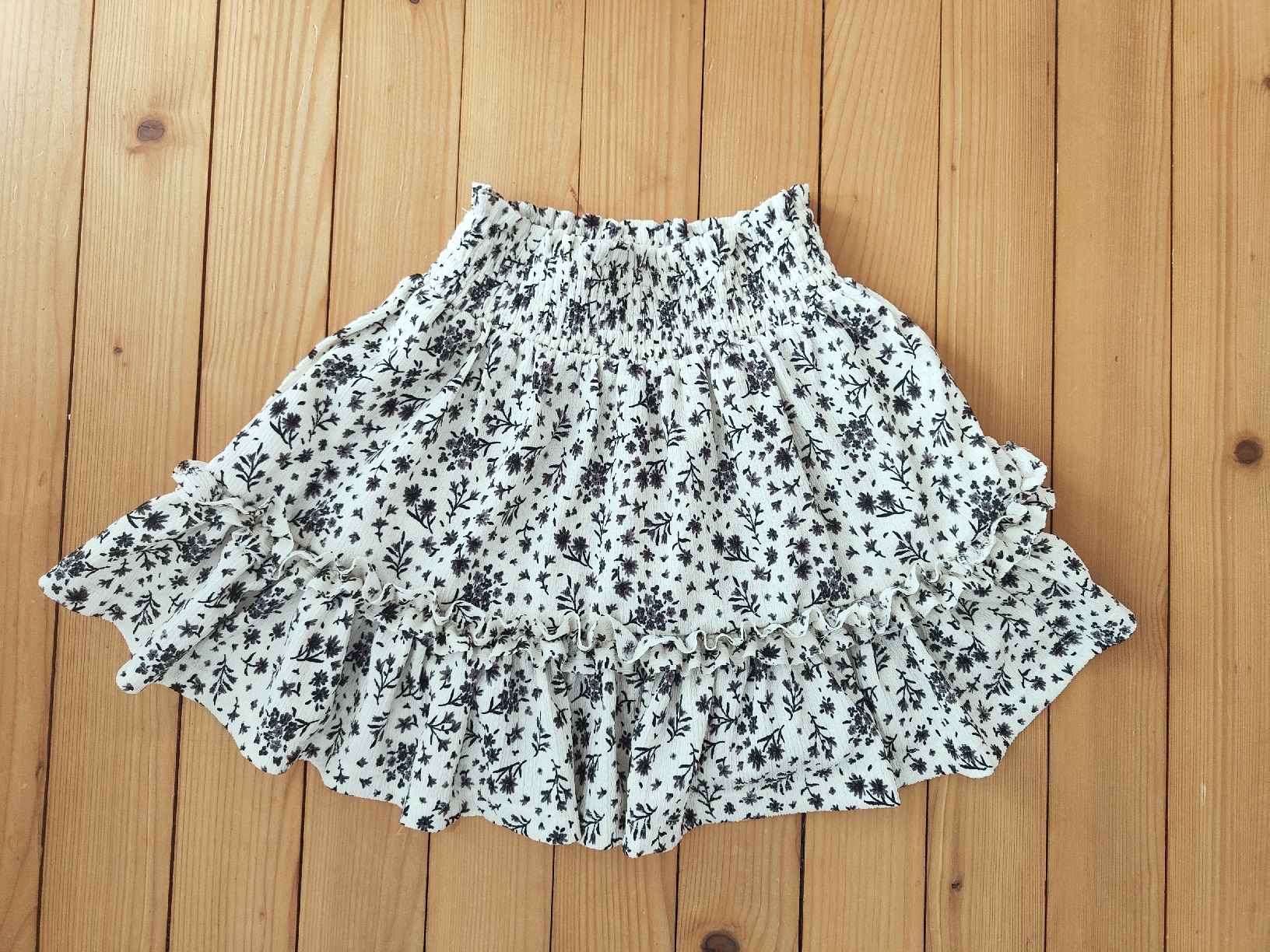 Robes et jupes: Rock mit Blumen Gr.134 NEU – Neuf (Voir description) à Zürich par aendiiii 2
