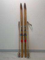 Ski (Nr. 50), Ski von ca. 1960 in gutem Zustand mit Stöcken