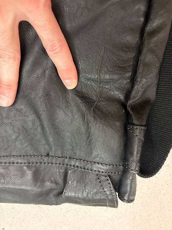 Taschen: Esprit Umhängetasche schwarz  – Gebraucht aus St. Gallen von ryo83 2