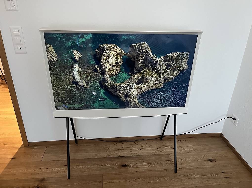 Fernseher: Samsung Serif QLED TV – Gebraucht aus Appenzell von joplin90
