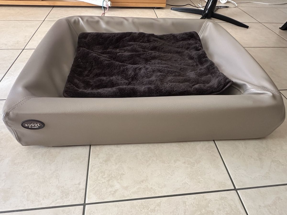 Sabro Liege- & Schlafplätze: Hundebett KUDDE mit Kunstleder – Neu (gemäss Beschreibung) aus Bassersdorf von cel_2n7l