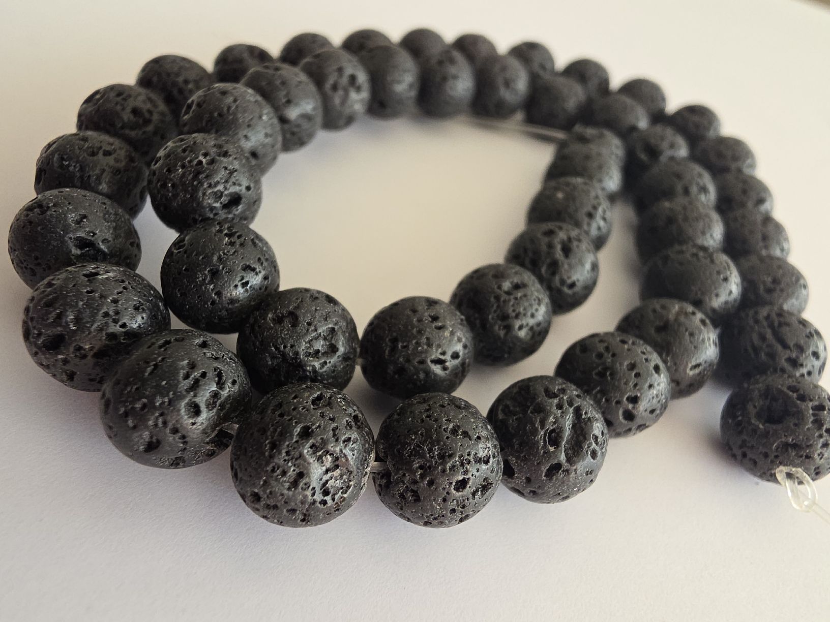 Mineralien & Heilsteine: Lava Vulkan Stein schwarz 8mm. Strang – Neu und originalverpackt aus Menziken von Mirager
