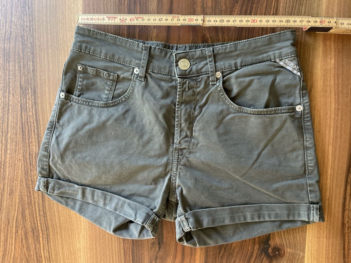 Replay Pantaloni: Graue Shorts Replay 27 – Usato da Basel venduto da pilzliii 2