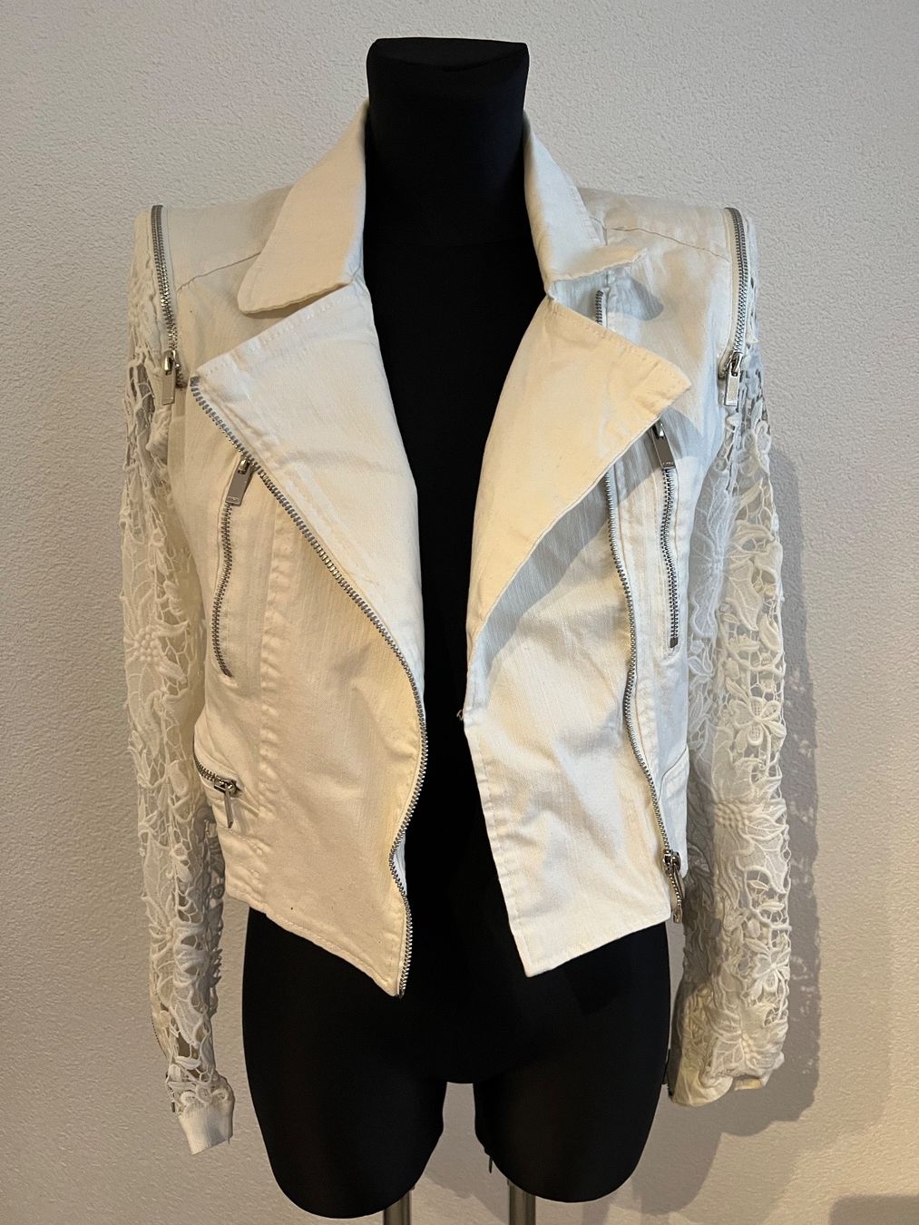 Giacche: Jeansjacke mit Spitzenärmel – Nuovo e nell'imballaggio originale da Niederuzwil venduto da viv_8zxc