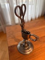 Antike Dochtschere mit Originalständer aus Zinn