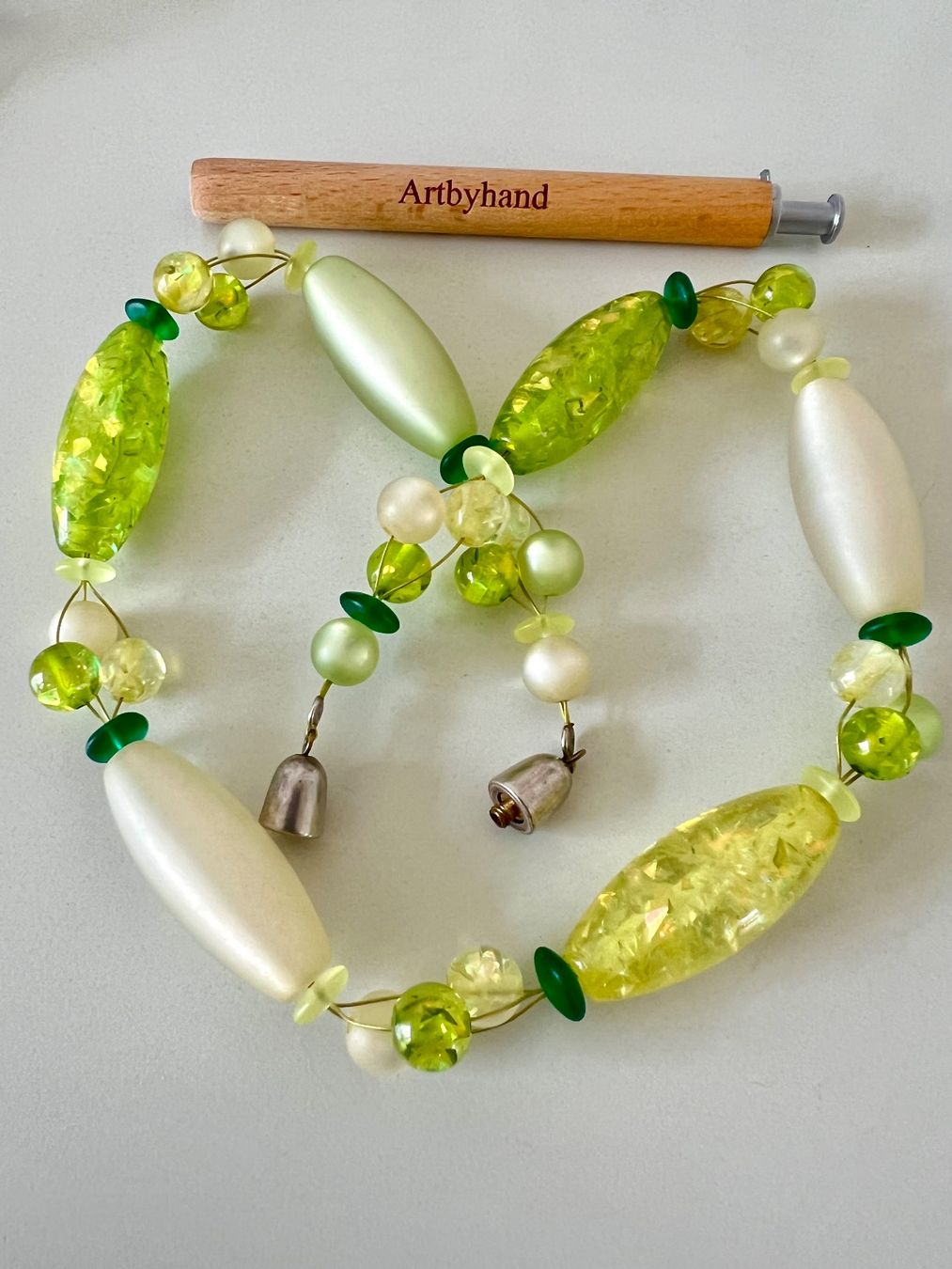 Catenine: Lichtspiel Statement-Glaskette Limettengrün Weiss mit Perlen – Usato da Ruswil venduto da artbyhand 4