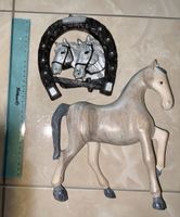 Holzpferd und rustikales Wachs-Hufeisen-Wanddeko, Vintage!