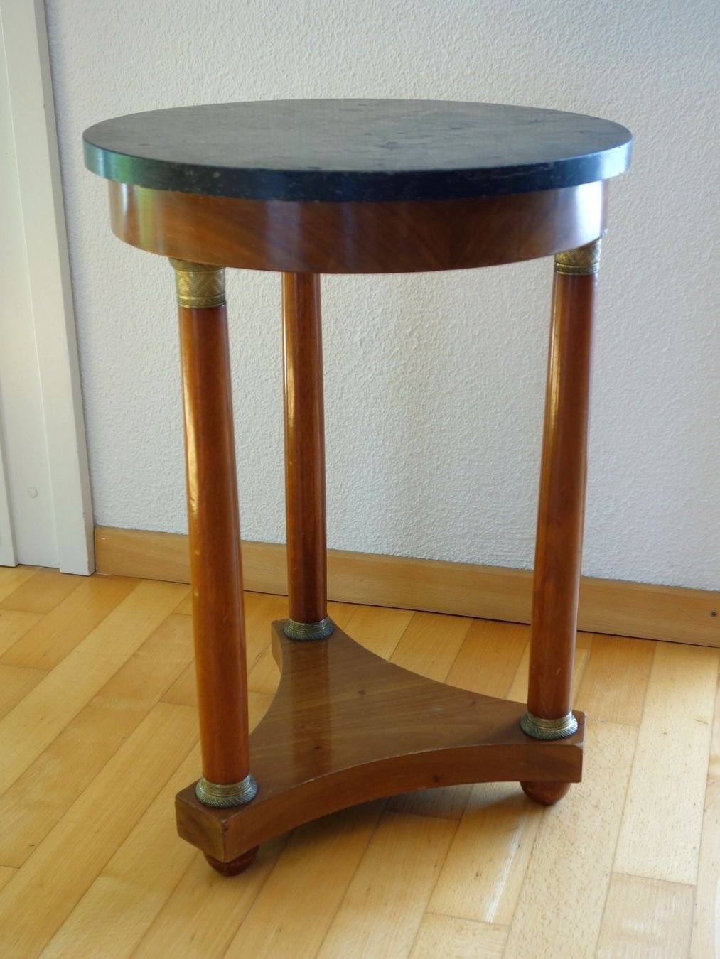 Tables: Kleiner Beistelltisch, antik – D'occasion à Sursee par Chrigi96