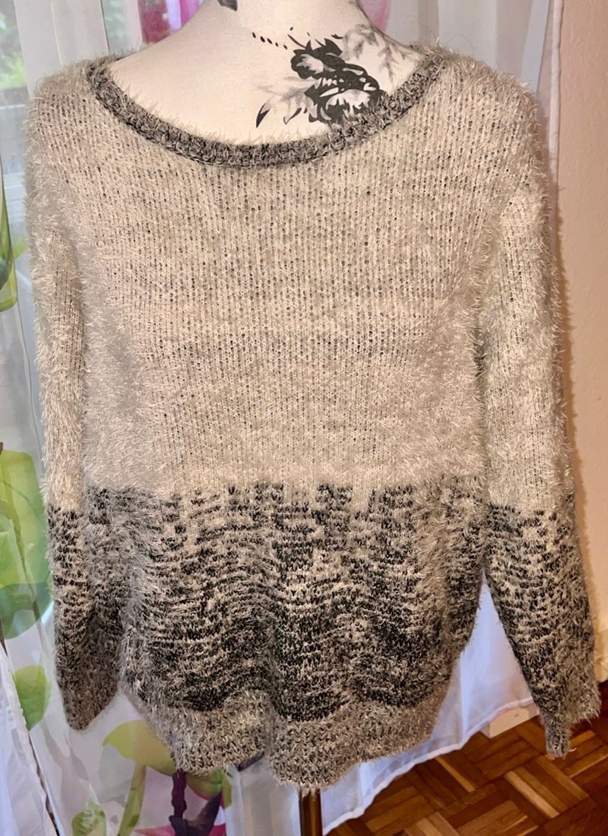 Pulls & Sweat-shirts: Flauschiger Winter Pullover, Grösse L, Grau/Weiss – D'occasion à Basel par Tierschutz-Flohmi 1