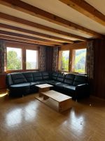 schwarzes Ledersofa